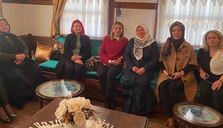 AK KADINLAR BİR ARAYA GELDİ