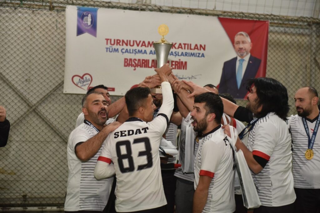 TURNUVANIN GALİBİ PARK BAHÇELER OLDU