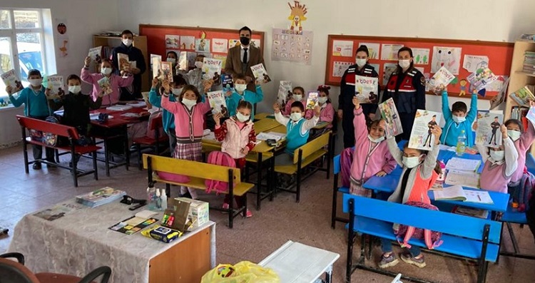 JANDARMA ÖĞRENCİLERİ BİLGİLENDİRDİ