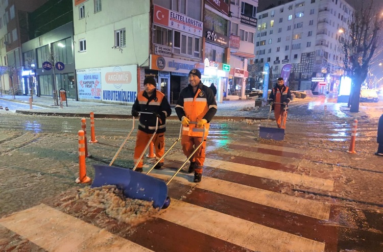 BELEDİYE EKİPLERİ HEMEN SAHAYA İNDİ