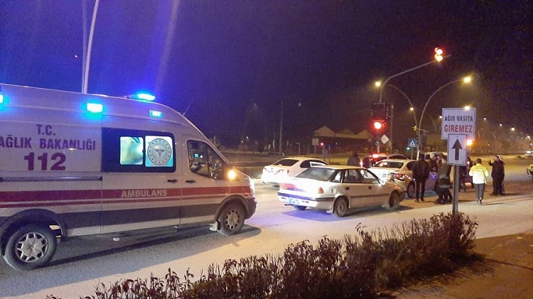 AKŞEMSEDDİN CADDESİNDE ZİNCİRLEME KAZA