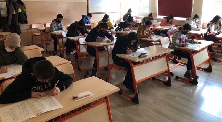 KİTAP KURDU YARIŞMASINA YOĞUN İLGİ