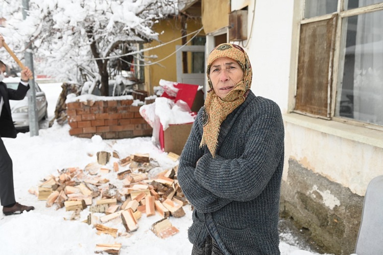 DERYA TEYZENİN İMDADINA YETİŞTİLER