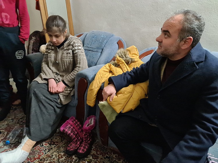 AYAKLARI SOĞUKTAN DONMUŞTU!