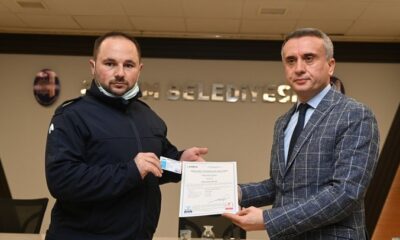 MESLEKİ YETERLİLİK BELGELERİNİ ALDILAR