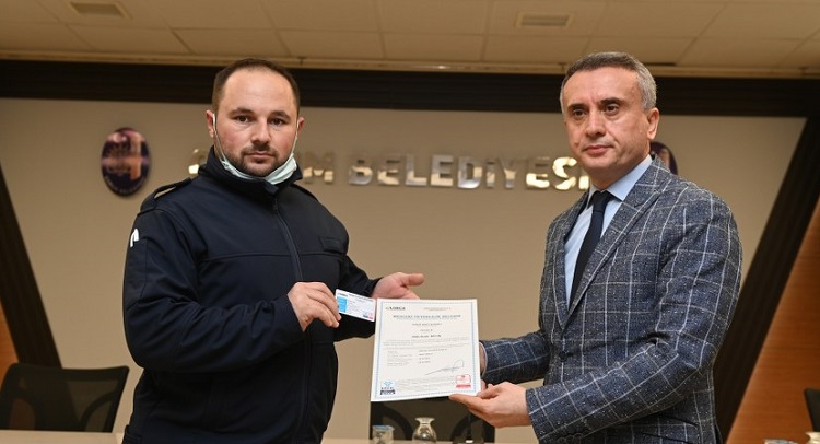 MESLEKİ YETERLİLİK BELGELERİNİ ALDILAR