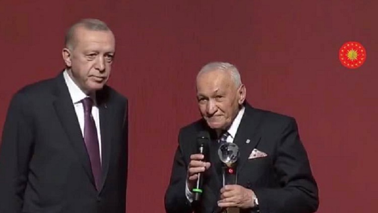 ÖDÜLÜNÜ CUMHURBAŞKANINDAN ALDI