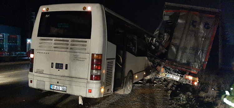 OTOBÜS TIR’A ARKADAN ÇARPTI