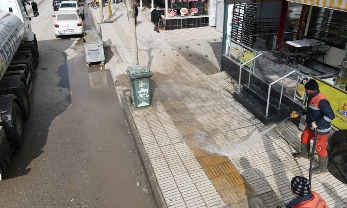 CADDE VE SOKAKLAR TEMİZLENİYOR