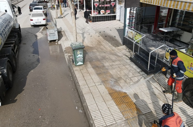 CADDE VE SOKAKLAR TEMİZLENİYOR