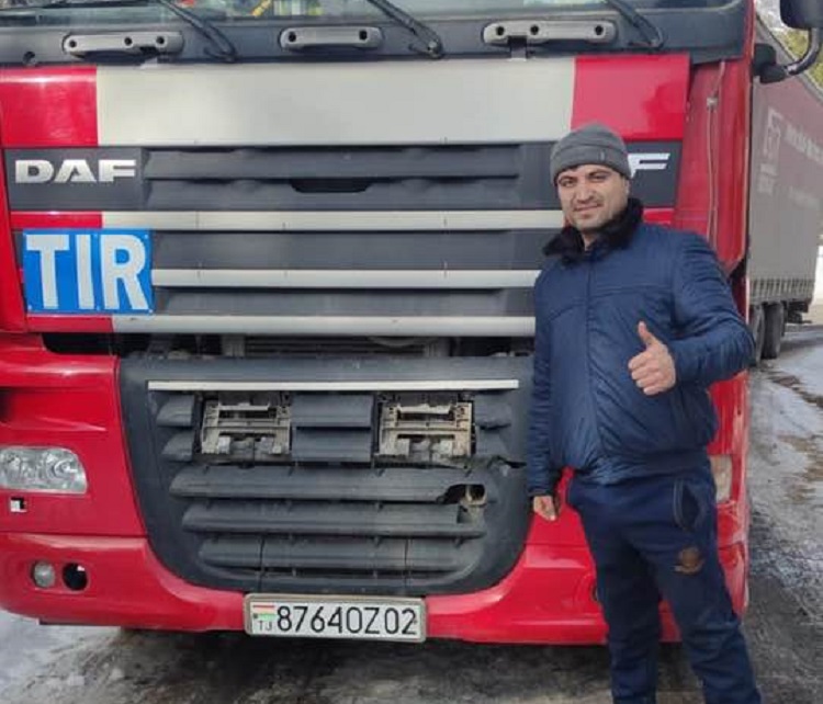 TIR ŞOFÖRÜNE YARDIM ETTİLER