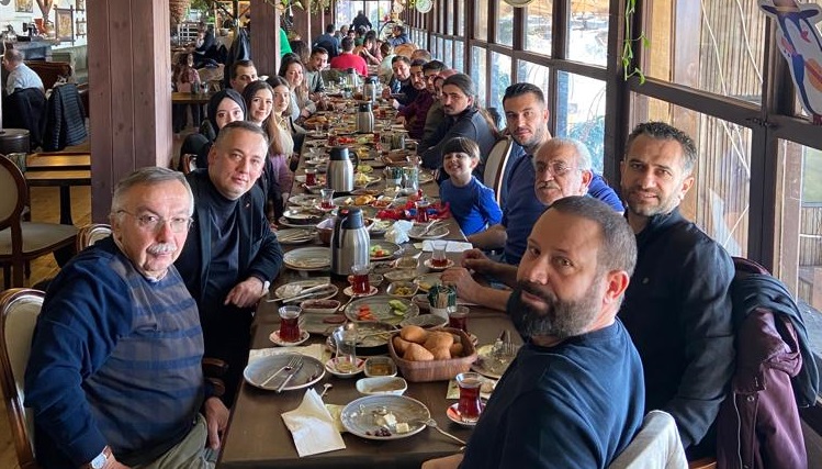 MEZUN ÖĞRENCİLER KAHVALTIDA BULUŞTU