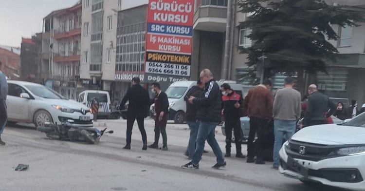 OTOMOBİL İLE MOTOSİKLET ÇARPIŞTI