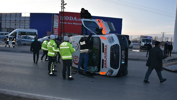 ÜZÜCÜ KAZADA 5 KİŞİ YARALANDI