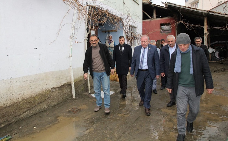 BAŞKAN KÖYDE İNCELEMELERDE BULUNDU