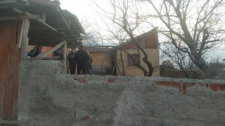 YAŞLI ADAM CANINA KIYDI