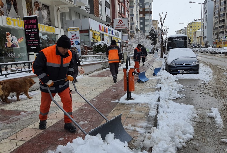 BELEDİYE EKİPLERİ KAR MESAİSİNDE