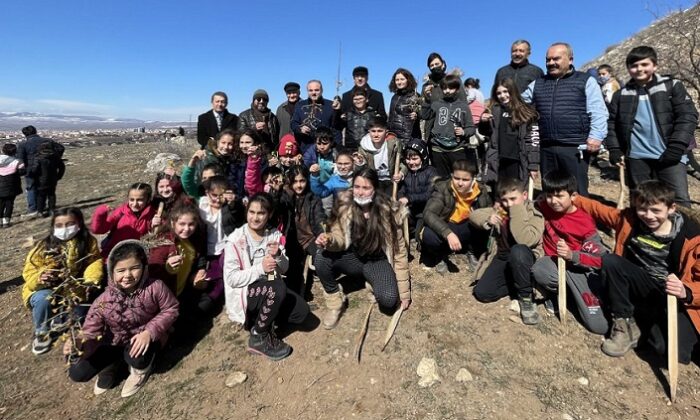 ÖĞRENCİLER ÇİĞDEM TOPLADILAR