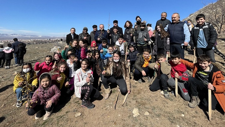 ÖĞRENCİLER ÇİĞDEM TOPLADILAR