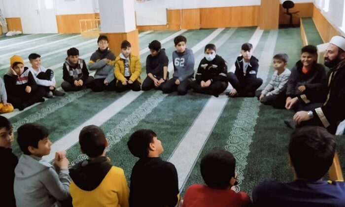 CAMİİ ÇOCUKLARINI SEVİNDİREN MÜEZZİN