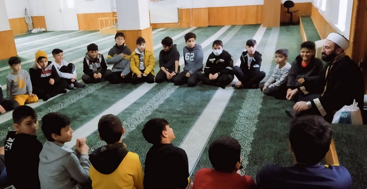 CAMİİ ÇOCUKLARINI SEVİNDİREN MÜEZZİN