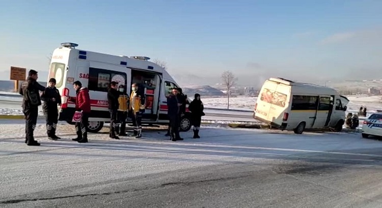 SERVİS MİNİBÜSÜ KONTROLDEN ÇIKTI