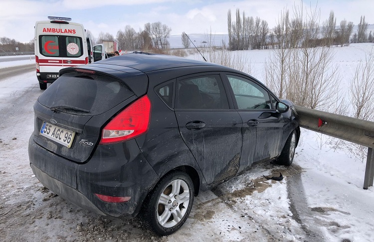 OTOMOBİL TIRA ÇARPTI: 2 YARALI