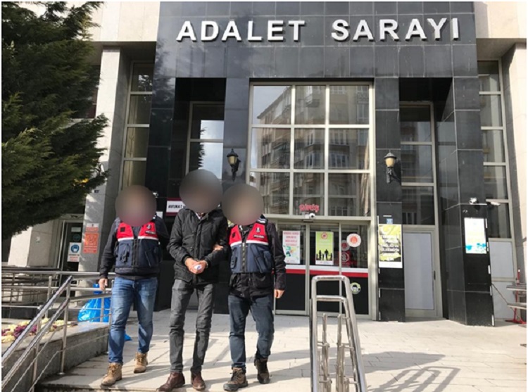 JANDARMA ARANAN İKİ KİŞİYİ YAKALADI