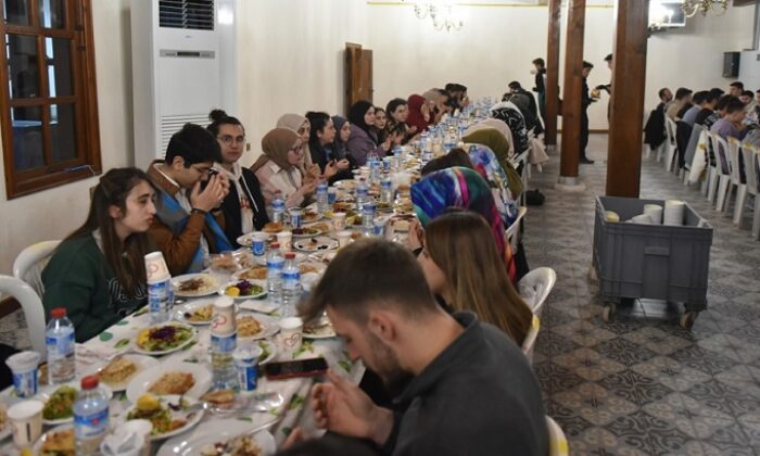 ÖĞRENCİLERLE İFTARDA BİR ARAYA GELDİLER
