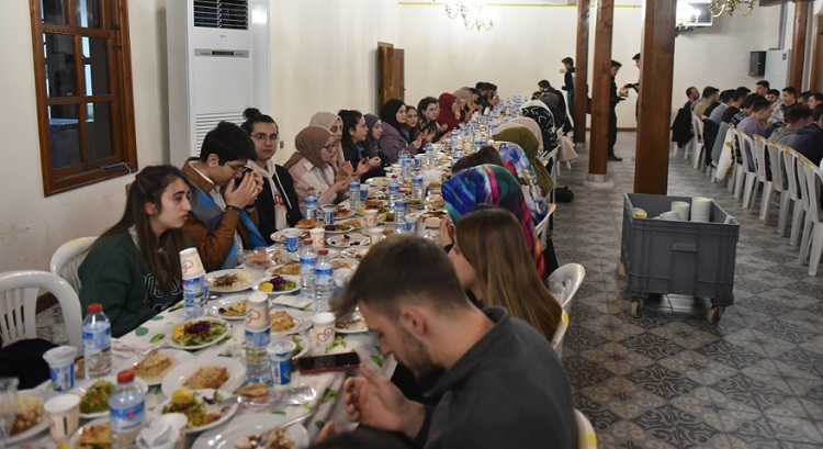 ÖĞRENCİLERLE İFTARDA BİR ARAYA GELDİLER