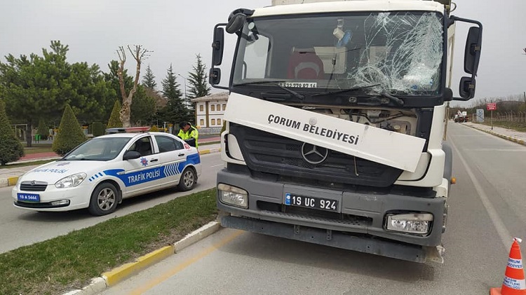 DİREKLERİ DEVİRDİ KARŞI ŞERİDE GEÇTİ