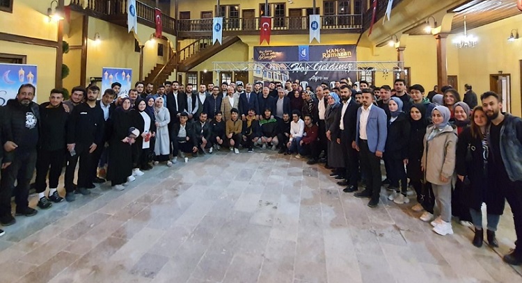 BAŞKAN GENÇLERLE BİR ARAYA GELDİ