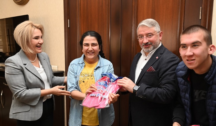 AŞGIN’DAN TAKIMA PALET HEDİYESİ