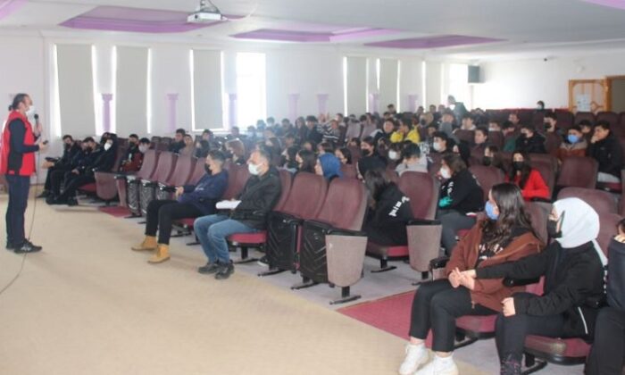EMNİYET ÖĞRENCİLERİ BİLGİLENDİRDİ
