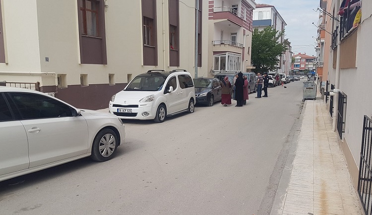 7 ARACIN LASTİKLERİNİ KESTİLER