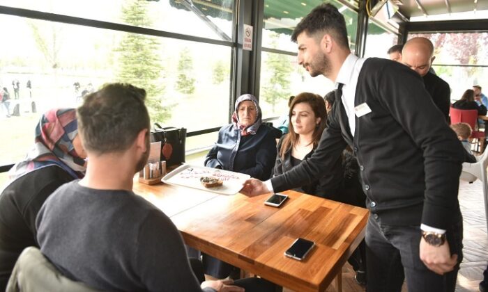 ANNELERE BAŞKAN’DAN SÜRPRİZ