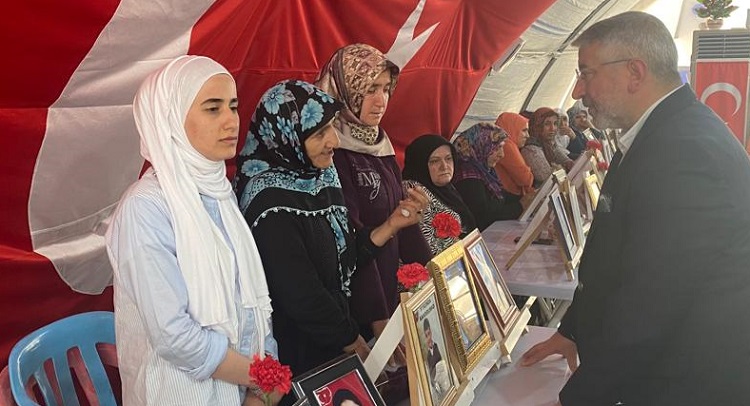 DİYARBAKIR ANNELERİYLE NÖBET TUTTU