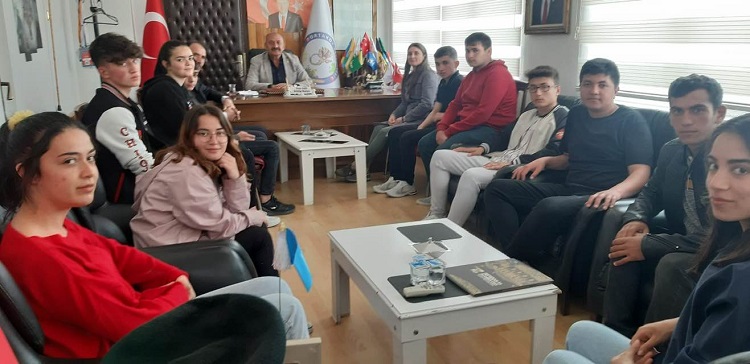 ÖĞRENCİLERDEN BAŞKAN’A ZİYARET