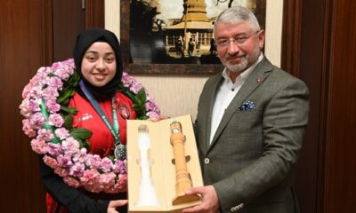 ŞAMPİYON SPORCUDAN BAŞKAN’A ZİYARET