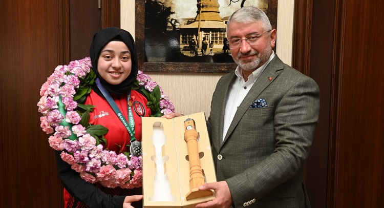 ŞAMPİYON SPORCUDAN BAŞKAN’A ZİYARET