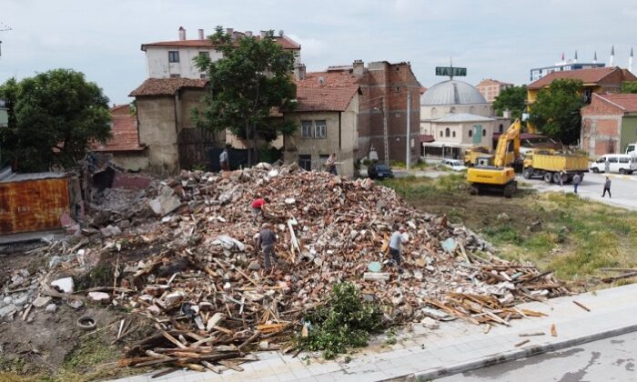 AZERBAYCAN CADDESİNDE YIKIM YAPILDI