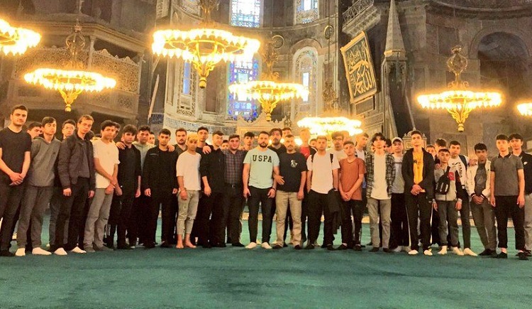 LİSELİ GENÇLER İSTANBUL’U GEZDİ