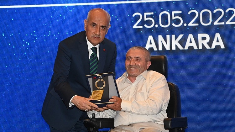 BAKAN KİRİŞÇİ’DEN ÖDÜLÜNÜ ALDI