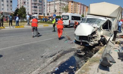 ÇEVREYOLU KAVŞAĞINDA KAZA 6 YARALI
