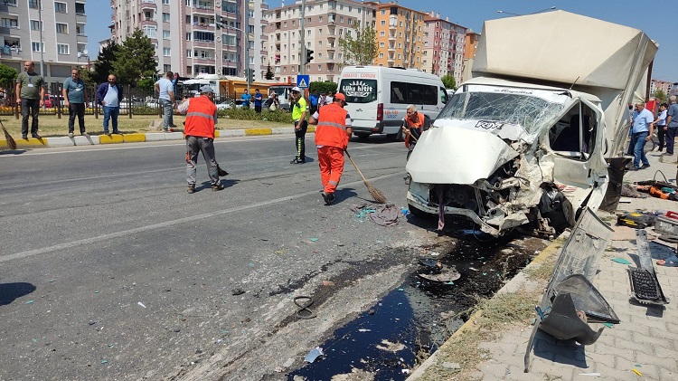ÇEVREYOLU KAVŞAĞINDA KAZA 6 YARALI
