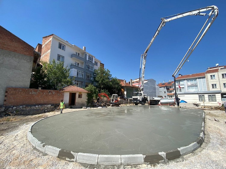 YENİYOL MAHALLESİ PARKINA KAVUŞUYOR