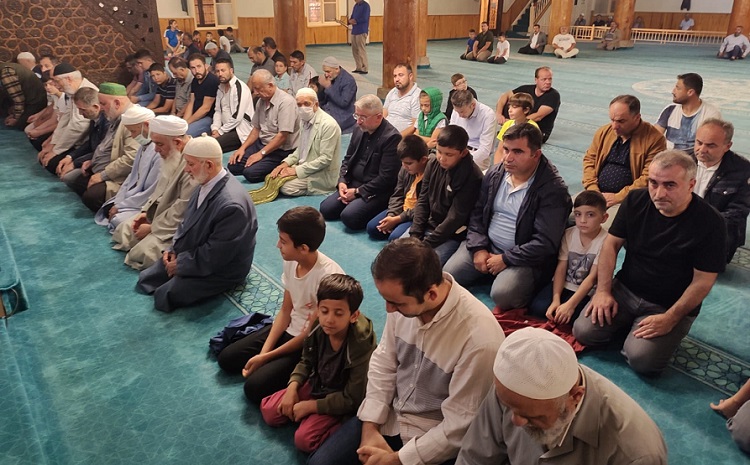 GENÇLERLE SABAH NAMAZINDA BULUŞTU