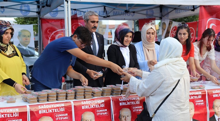 MHP’DEN VATANDAŞA AŞURE İKRAMI