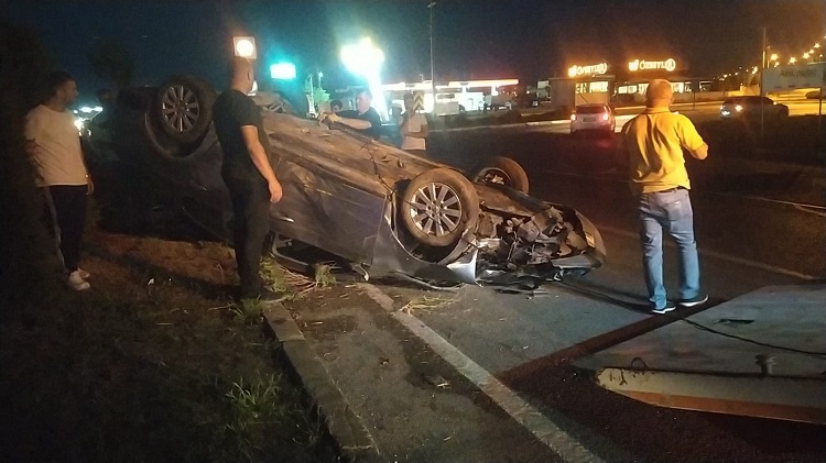 YOL KENARINDAKİ DİREĞE ÇARPARAK DEVRİLDİ