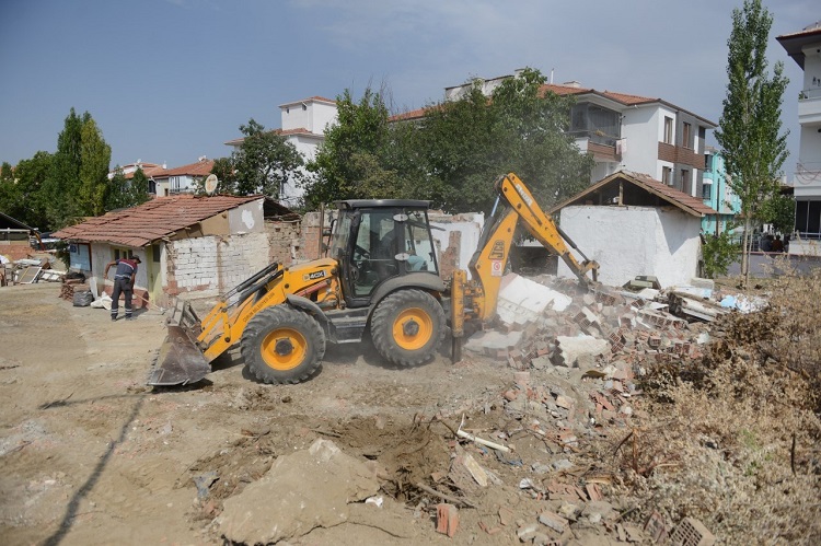 KAMULAŞTIRILIYOR VE YIKILIYOR